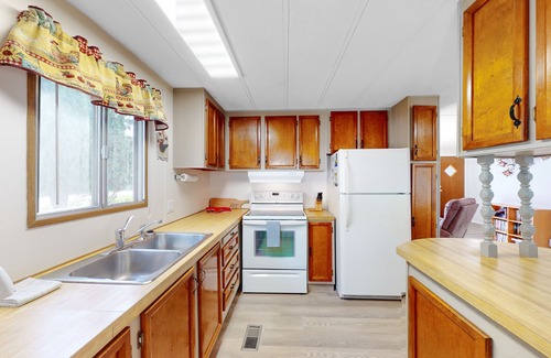 Christina Lake House | Dog-Friendly Cottage with Kitchen & Firepit Near Beach