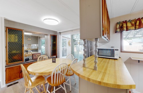 Christina Lake House | Dog-Friendly Cottage with Kitchen & Firepit Near Beach
