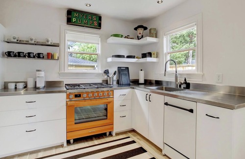 Houston Heights House | Dog Friendly Cottage Near Eats and Treats