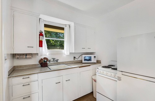 Nahcotta House | Pet-Friendly Cottage Steps from Ocean with Cozy Firepit