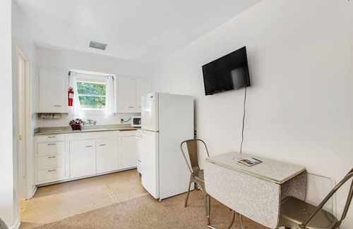 Nahcotta House | Pet-Friendly Cottage Steps from Ocean with Cozy Firepit