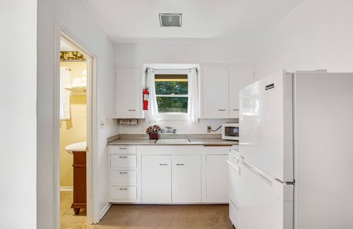 Nahcotta House | Pet-Friendly Cottage Steps from Ocean with Cozy Firepit