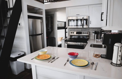 Sandusky Cottage | Pet-Friendly Cottage with Lake Views at Bayfront Resort