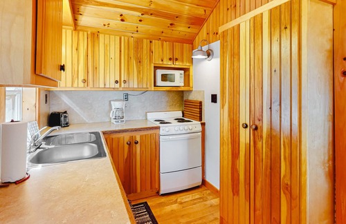 Cushing Cottage | Dog-friendly cottage with water view, deck, firepit, & grill - snowbirds welcome