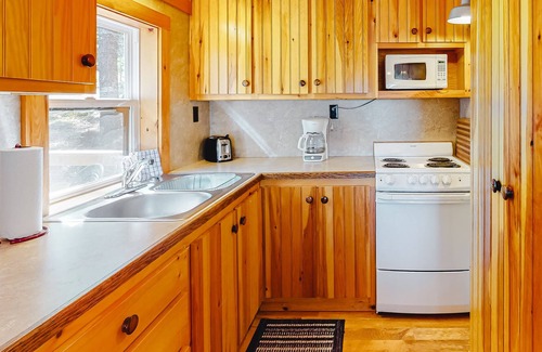 Cushing Cottage | Dog-friendly cottage with water view, deck, firepit, & grill - snowbirds welcome