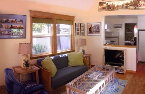 Villas Apartment | Pet-Friendly Coastal Cottage: A Garden Retreat for Two