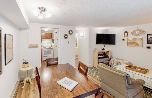Stratton Mountain Condo | Dog-friendly cozy mountain condo with washer/dryer - minutes from slopes