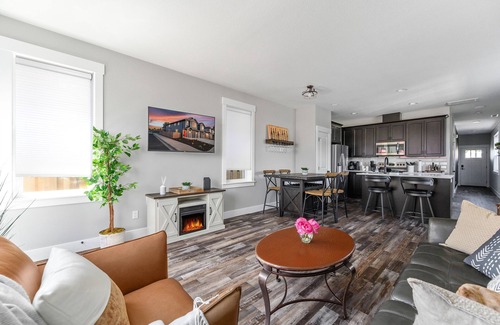 Carlton House | Delightful Wine Country Townhouse: Dog Friendly & Steps to Dining