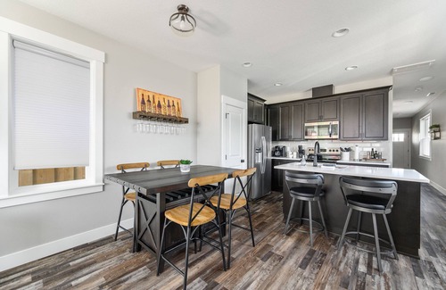 Carlton House | Delightful Wine Country Townhouse: Dog Friendly & Steps to Dining