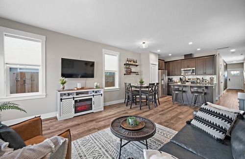 Carlton House | Pet-Friendly Wine Country Townhouse: Steps from Restaurants