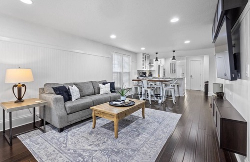 North End House | Pet-Friendly 1940 Bungalow in Prime Hyde Park Location
