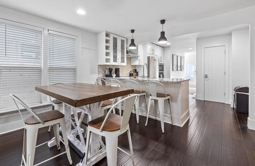 North End House | Pet-Friendly 1940 Bungalow in Prime Hyde Park Location