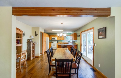 Rockford Bay House | Dog-Friendly Family Retreat with Canoes & Lake Access