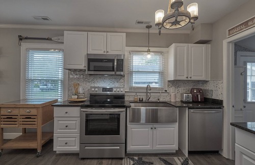 Hampton Cottage | Pet-Friendly Cottage Steps from the Beach with Amazing Amenities