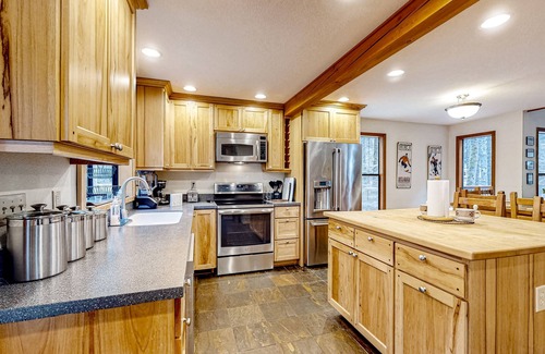 Enumclaw Cabin | Dog-friendly forest cabin with private hot tub, gorgeous deck & fireplace