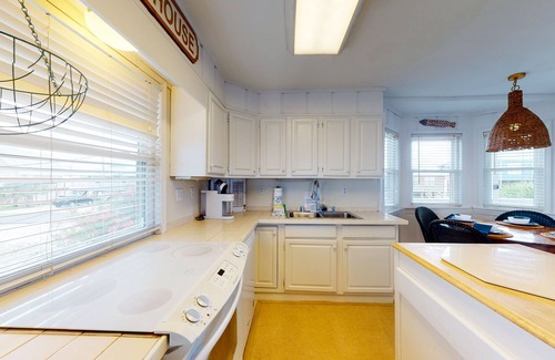 Royal Lagoons House | Pet-Friendly Ocean View Retreat with Free WiFi & Pool
