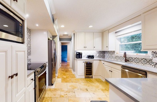 Saint Simons Island House | Pet-Friendly Retreat with AC & Backyard near the Beach