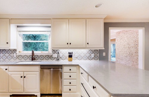 Saint Simons Island House | Pet-Friendly Retreat with AC & Backyard near the Beach