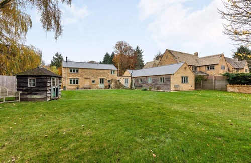 Rendcomb Cottage | Pet-Friendly Honeystone Cottage with Garden in the Cotswolds