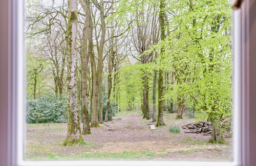 Brimpsfield Cottage | Pet-Friendly Getaway with Hot Tub & Woodland Views - Keepers Stable