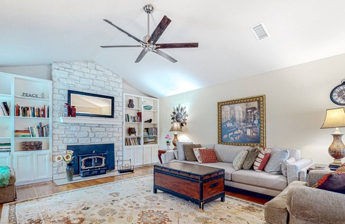 Manchaca House | Dog-friendly home in great neighborhood with patio, books, enclosed backyard
