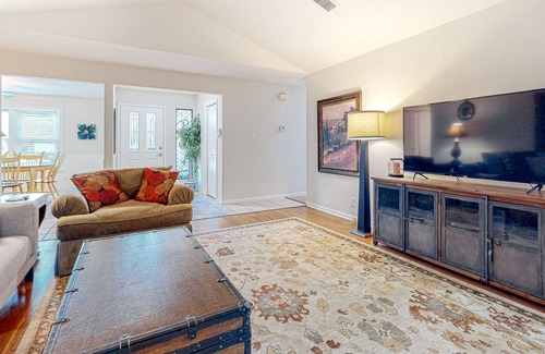 Manchaca House | Dog-friendly home in great neighborhood with patio, books, enclosed backyard