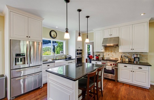 Healdsburg House | Pet-Friendly Retreat with Hot Tub and Scenic English Garden