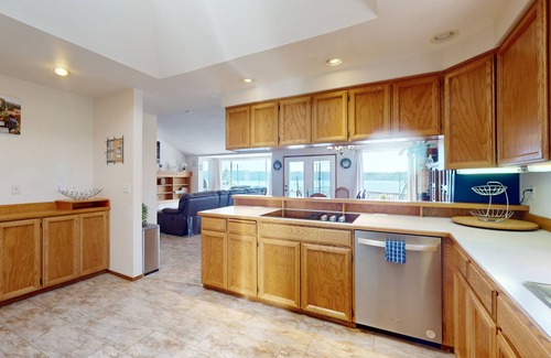 Brinnon House | Pet-Friendly Retreat with Ocean View and Beach Access