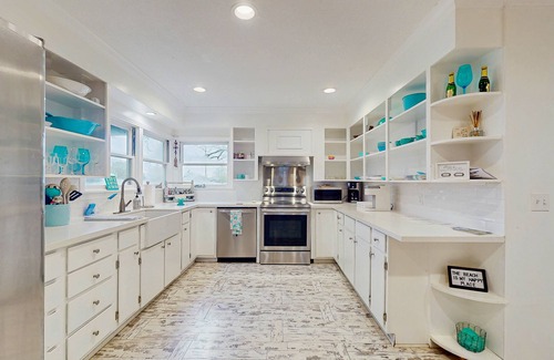 Port Bolivar House | Dog-Friendly home with spacious living and dining room, close to the beach