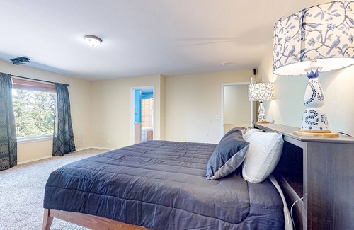 West Hills House | Pet-Friendly Retreat with Gym, Fireplace & Jetted Tub