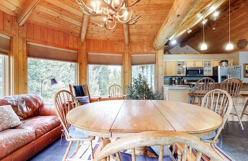 Big Sky Cabin | Pet-Friendly Retreat with Hot Tub & Free WiFi - Scenic Views