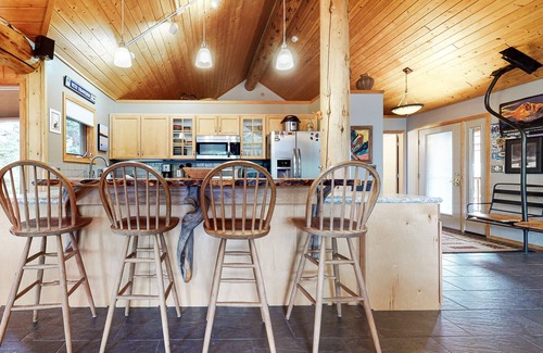 Big Sky Cabin | Pet-Friendly Retreat with Hot Tub & Free WiFi - Scenic Views