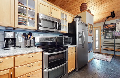 Big Sky Cabin | Pet-Friendly Retreat with Hot Tub & Free WiFi - Scenic Views
