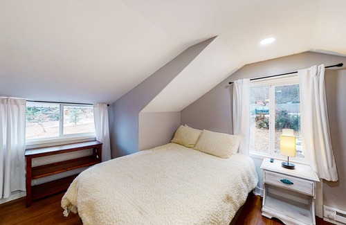 Hope House | Pet-Friendly Retreat with Mountain Views and Cozy Amenities