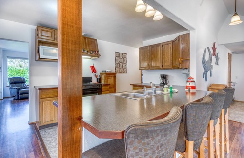 Coos Bay House | Pet-Friendly Retreat with Ocean Views & Cozy Fireplace