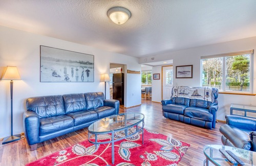 Coos Bay House | Pet-Friendly Retreat with Ocean Views & Cozy Fireplace
