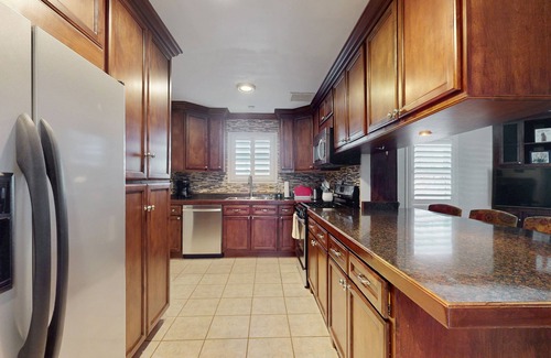 Coronado House | Pet-Friendly Retreat with Enclosed Yard and Free WiFi