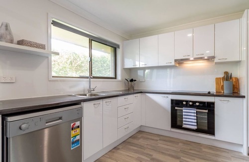 Bellara House | Pet-Friendly Retreat Steps from the Beach - Rated 9.8!