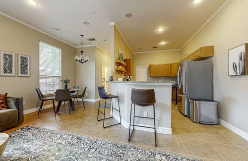West Congress House | Dog-friendly house with enclosed backyard, W/D, close to Downtown Austin