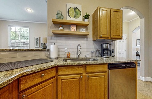 West Congress House | Dog-friendly house with enclosed backyard, W/D, close to Downtown Austin