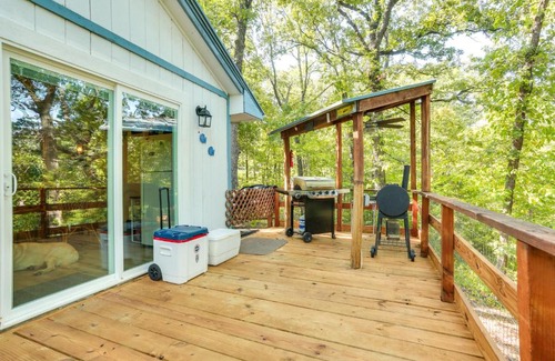 Kingston House | Pet-Friendly Kingston Cabin with Inviting Wraparound Deck