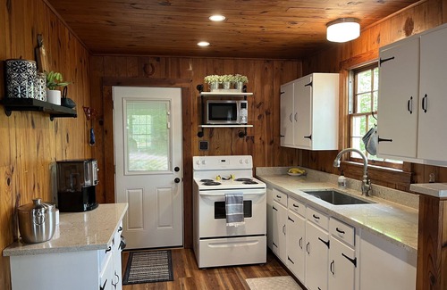 Jefferson City House | Pet-Friendly Lakefront Cabin with Breathtaking Sunset Views