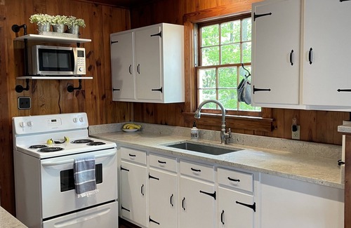 Jefferson City House | Pet-Friendly Lakefront Cabin with Breathtaking Sunset Views