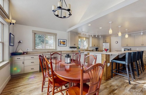 McCall Cabin | Dog-Friendly Lake-View Retreat with Private Hot Tub & Pool