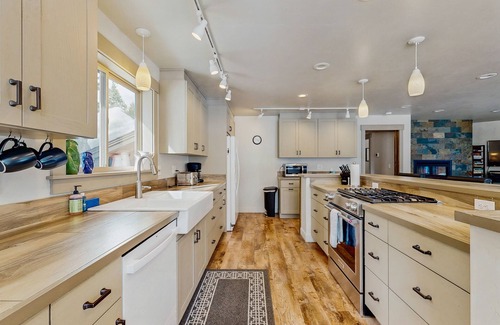 McCall Cabin | Dog-Friendly Lake-View Retreat with Private Hot Tub & Pool