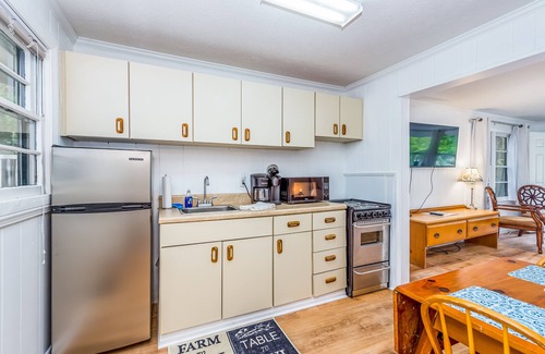 Flat Rock Condo | Pet-Friendly Lakefront Condos with Pool & Canoes Await