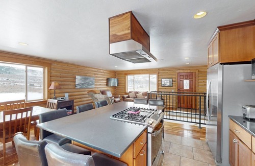 Silverthorne House | Inviting Dog-Friendly Log Home with Mountain Views & Deck
