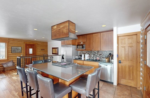Silverthorne House | Inviting Dog-Friendly Log Home with Mountain Views & Deck