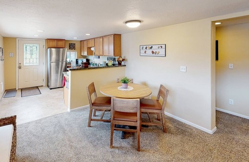 Friendly House | Pet-Friendly Duplex with Mountain Views and Streaming Access