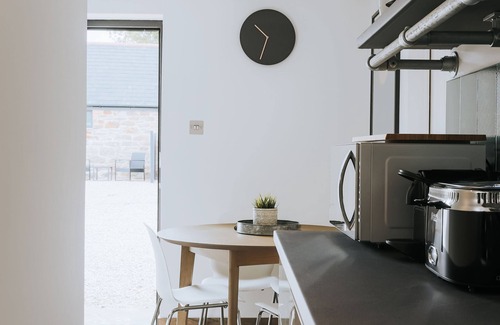 Newquay Apartment | Pet-Friendly Super-King Studio Suite with Full Kitchen